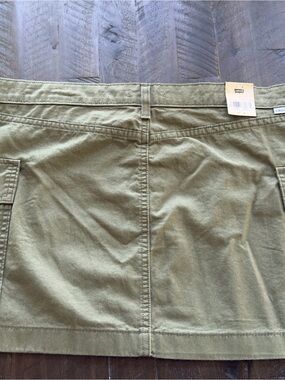 Levi’s ’94 Cargo Mini Skirt – Olive Green – Size 33 – NWT